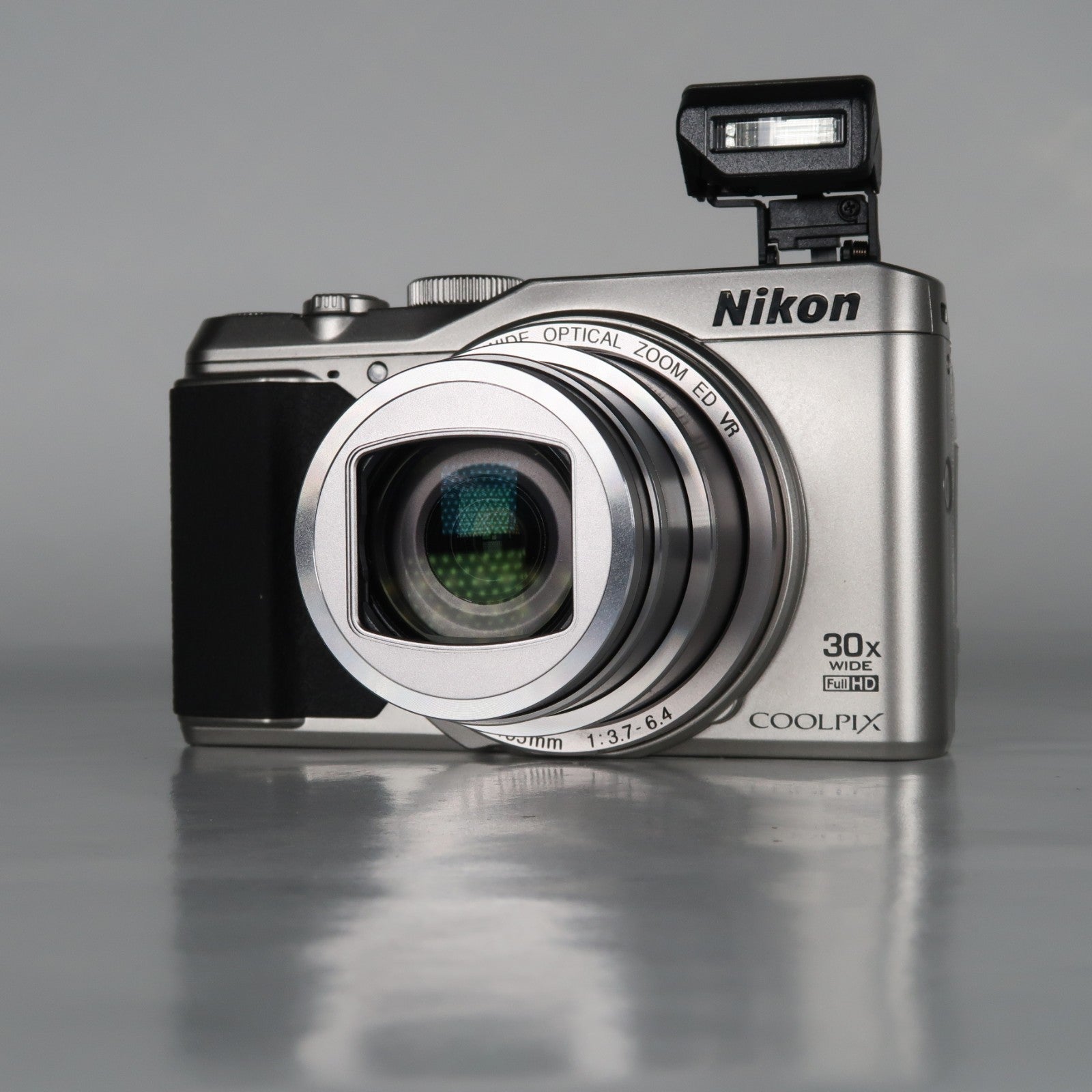 [Mint] Nikon Coolpix S9900 30x Digital Compact Camera Silver + Case + SD Card